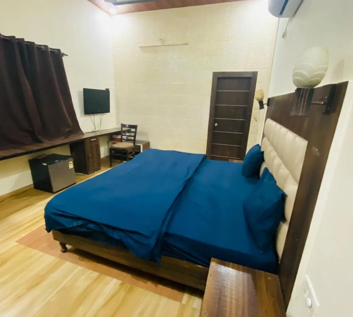 Hotel Prime Star Ac Family Room Агра